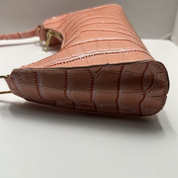 Vintage pink baguette bag with a croc-embossed pattern. - Picture 6 of 11